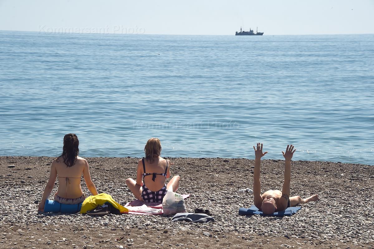 Отдыхающие на черном море. Фото сочи от туристов. Море в адлере сейчас. Черноморское пляж. Можно ли ехать в адлер сейчас.