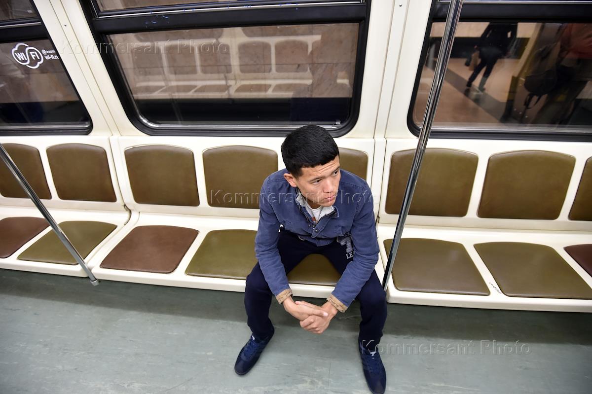 Мужчина сидит расставив ноги. Мужчина сидит в метро. Мэнспрендинг. Метро мужчины сидят расставив ноги. Мальчик сидит в метро.