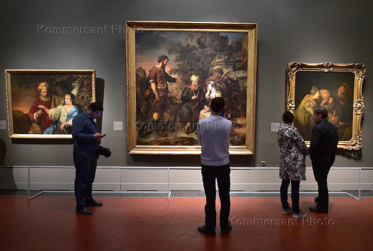Человек рассматривает картину. Картина в музее. Музей живописи. Люди в галерее.