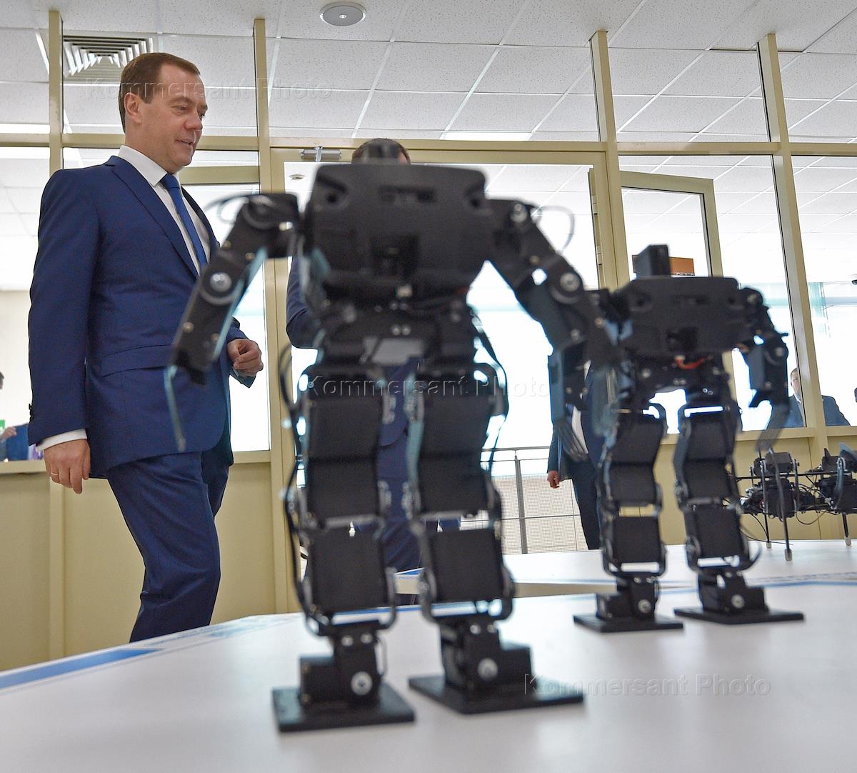 Боевой робот kuratas 2021. Помощники человека. Робот ассистент. Робот с искусственным интеллектом. Роботы и робототехника.