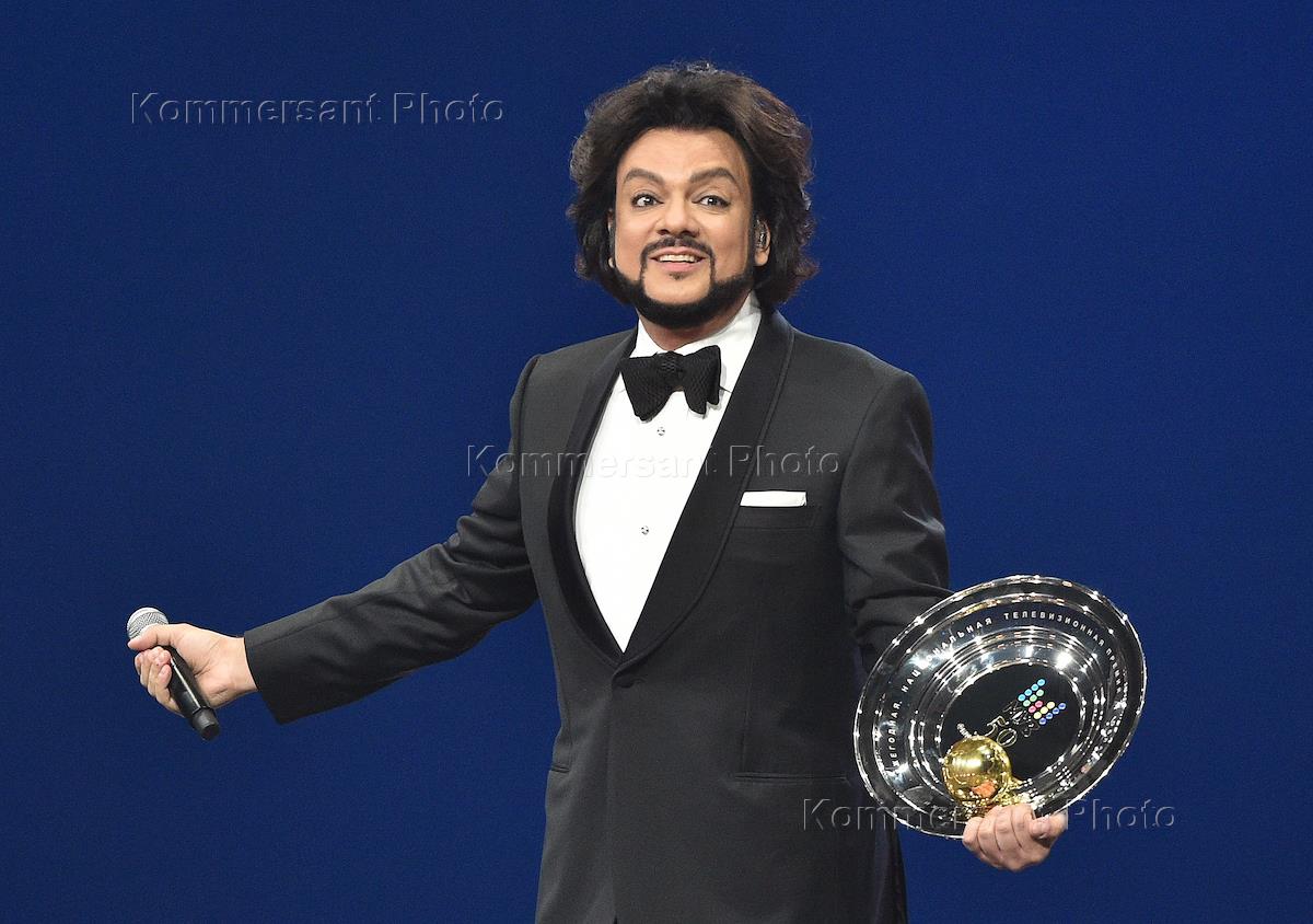 Певец у которого. Высокие певцы. Какой певец сгорел на сцене в 1981. Певец у которого. Певец у которого.