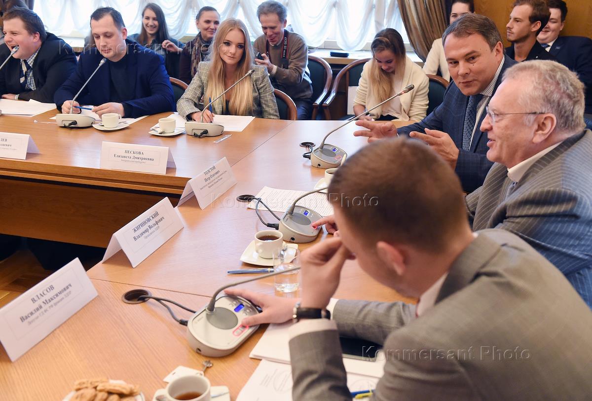 Саша спилберг в думе. Госдума обязала блогеров. Совет блоггеров в госдуме. Спилберг в думе. Саша спилберг в госдуме.