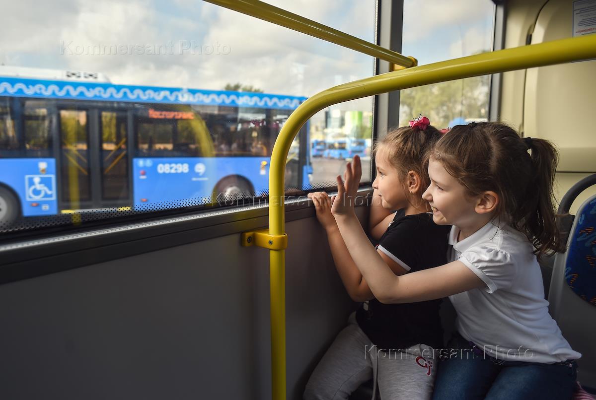 Школьник в трамвае. Помощь детям. Высадка детей из общественного транспорта. Проезд детей в общественном транспорте спб. Автобус для детей.