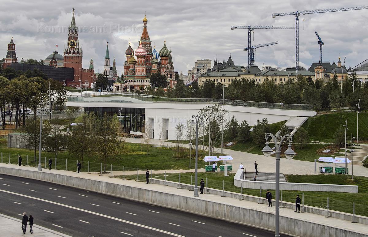 Зарядье над россией. Парк Зарядье ВДНХ. Язык Собянина Зарядье. Москва фото 2022 Зарядье. Зарядье вкус России.