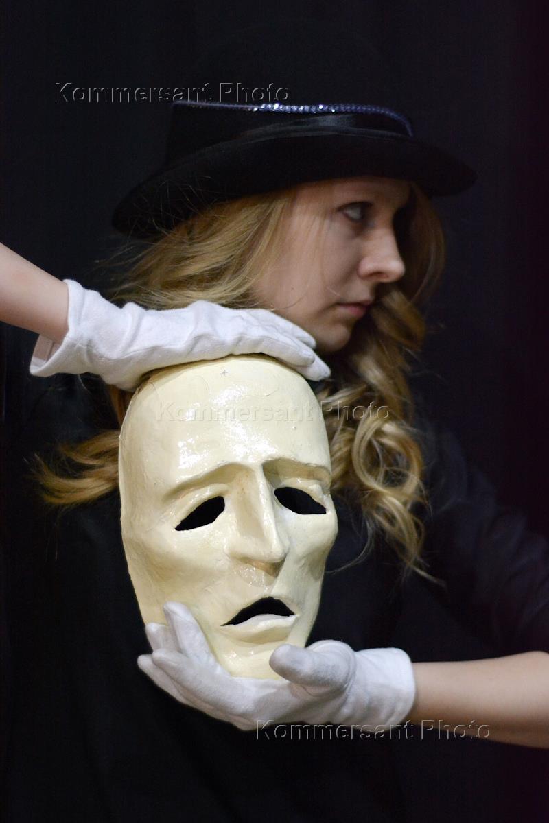 Купить театр на руках. Женщина держит в руке театральную маску. Человек в театральной маске и белых перчатках. Элемент пасть Театральная руками. Картинка ручного театра.