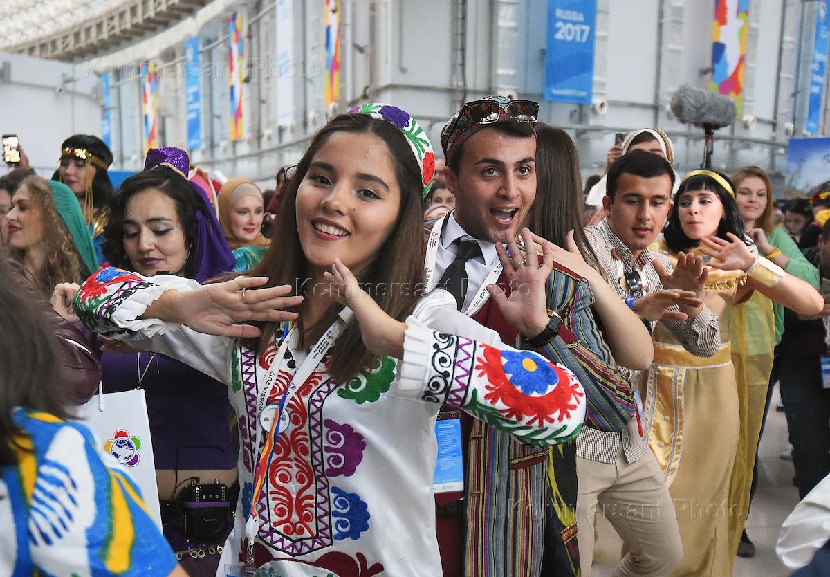 Народы россии таджики. Молодежь Таджикистана. Фестиваль молодежь в Таджикистан. Таджикистан люди фото. Таджики в Сочи.