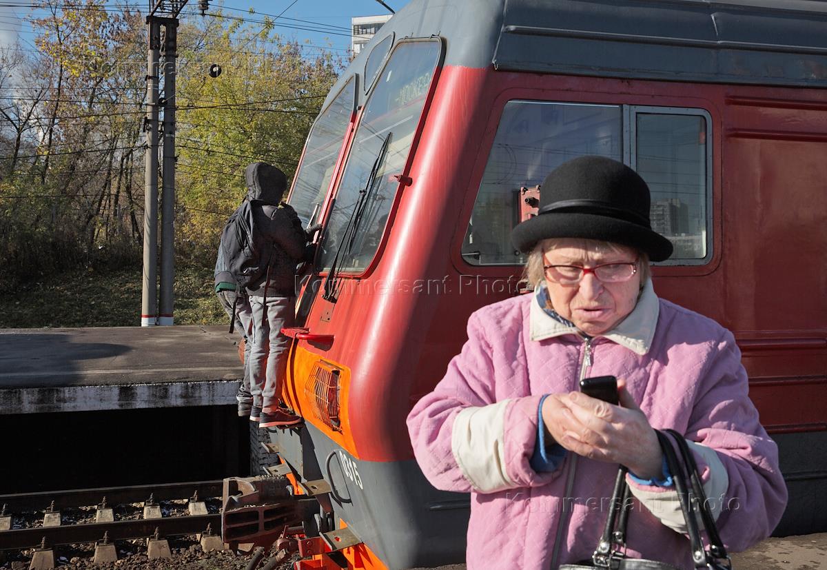 Пенсионеры в поезде. Пенсионеры в электричке. Составитель поездов на подножке. Пенсионеры могут ездить на электричках бесплатно.