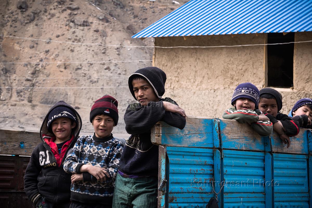 Дети в ауле. Кишлаки Памира. Кишлак Узбекистан дети. Село кишлак Таджикистан кишлак. Жизнь в Таджикистане.