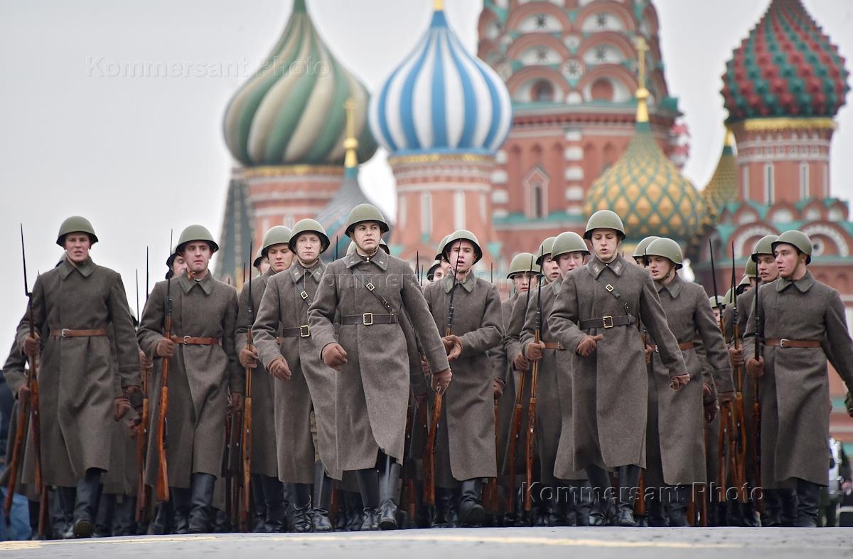 В каких городах россии проходил парад 1941. Реконструкция парада 1941 года. Реконструкция парада 7 ноября 1941. Первомайский парад 1941 года в Москве. Косплей парада 1941.
