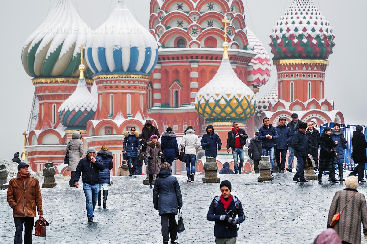 Москва 2014 г. Люди на красной площади зима. Красная площадь с туристами зима. Люди на красной площади зимой. Туристы на красной площади зимой.