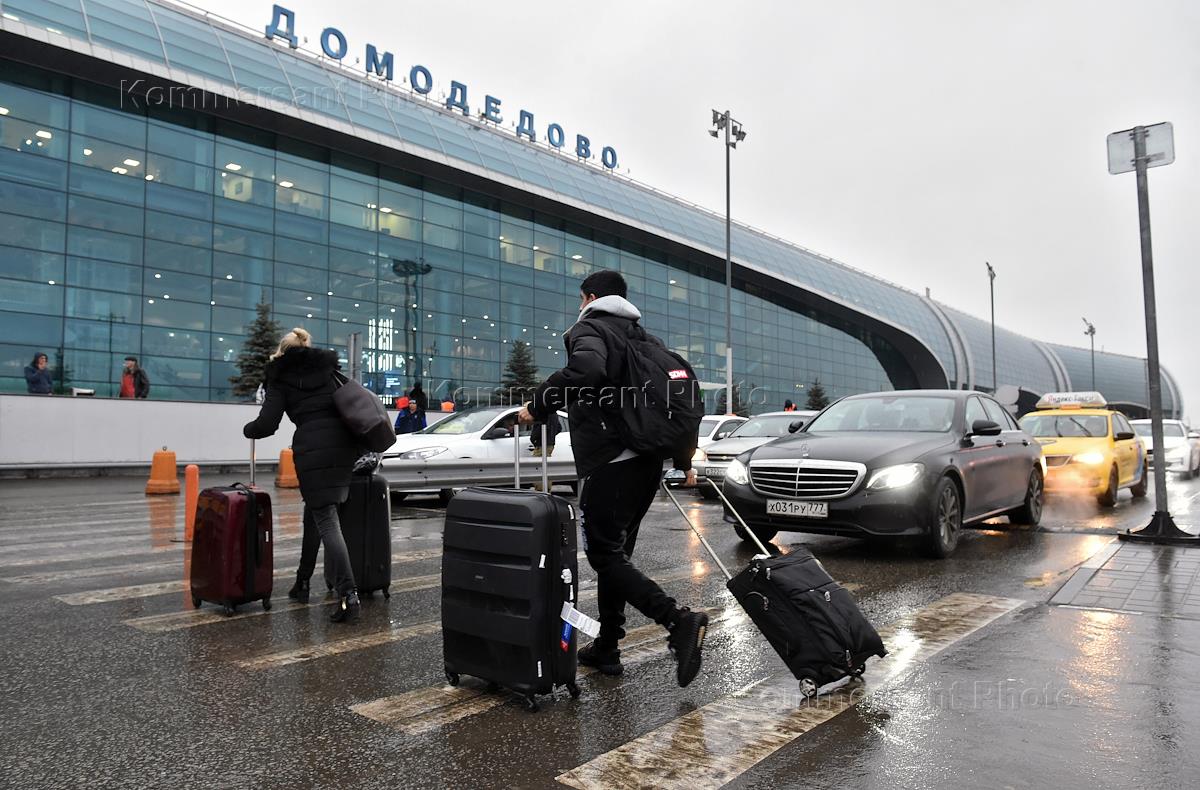 домодедово аэропорт ситуация. толпа людей в аэропорту. полиция аэропорта домодедово. толпы в шереметьево. очереди в аэропортах москвы.