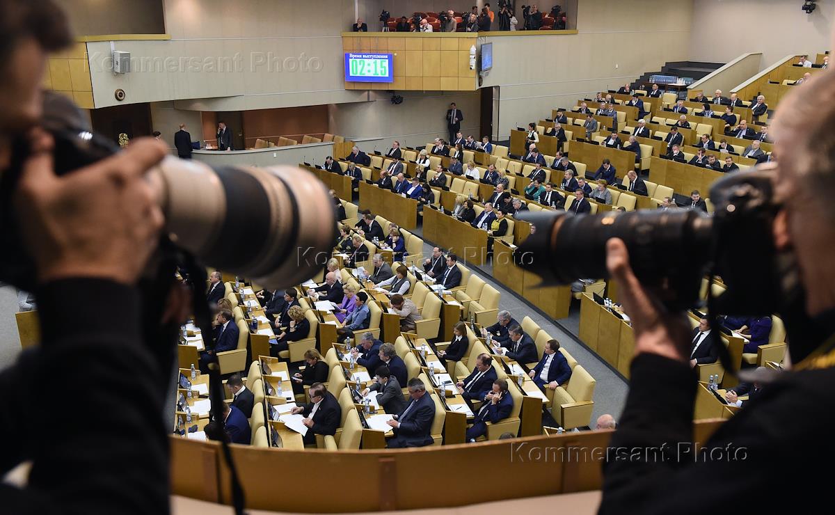 В ряду стоят 6 двухместных парт три места