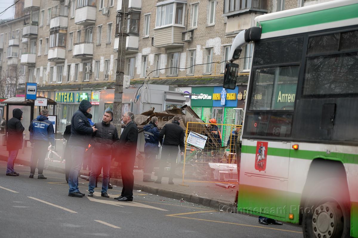 Автобус выехал на тротуар. Сходненская остановка. Остановка метро Сходненская автобус. Метро Сходненская остановка 267. Метро Сходненская автобус 252.