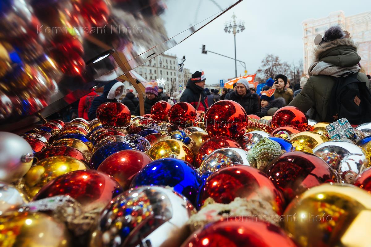 Длиться новогодние каникулы. Жители России потратили на новый год. Сколько жители Италии тратят на празднование нового года.